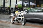 Amsterdam 8 juni 2022
Oscar Hammerstein doet boodschappen op zijn BMW Motor en draagt een korte broek.