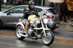 Amsterdam 8 juni 2022
Oscar Hammerstein doet boodschappen op zijn BMW Motor en draagt een korte broek.