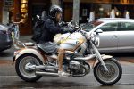 Amsterdam 8 juni 2022
Oscar Hammerstein doet boodschappen op zijn BMW Motor en draagt een korte broek.