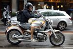 Amsterdam 8 juni 2022
Oscar Hammerstein doet boodschappen op zijn BMW Motor en draagt een korte broek.