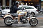 Amsterdam 8 juni 2022
Oscar Hammerstein doet boodschappen op zijn BMW Motor en draagt een korte broek.