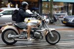 Amsterdam 8 juni 2022
Oscar Hammerstein doet boodschappen op zijn BMW Motor en draagt een korte broek.