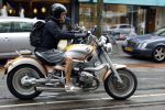 Amsterdam 8 juni 2022
Oscar Hammerstein doet boodschappen op zijn BMW Motor en draagt een korte broek.