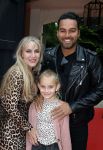 Huizen 25 mei 2022
Feestje ivm de nieuwe TLC serie van Louisa en Rowan op z'n Gooisch. Louisa Jansen en haar man Rowan . Deon leon en zijn vrouw Rachel Kramer en hun dochter