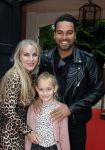 Huizen 25 mei 2022
Feestje ivm de nieuwe TLC serie van Louisa en Rowan op z'n Gooisch. Louisa Jansen en haar man Rowan . Deon leon en zijn vrouw Rachel Kramer en hun dochter