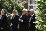 Laren 2 juni 2022
Begrafenis / dienst van Willibrord Frequin in de Sint Jansbasiliek in Laren . Rene v d Gijp kwam met zijn vrouw zoon en stiefdochter