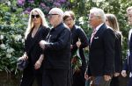Laren 2 juni 2022
Begrafenis / dienst van Willibrord Frequin in de Sint Jansbasiliek in Laren . Rene v d Gijp kwam met zijn vrouw zoon en stiefdochter