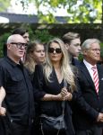 Laren 2 juni 2022
Begrafenis / dienst van Willibrord Frequin in de Sint Jansbasiliek in Laren . Rene v d Gijp kwam met zijn vrouw zoon en stiefdochter