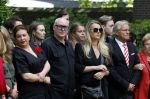 Laren 2 juni 2022
Begrafenis / dienst van Willibrord Frequin in de Sint Jansbasiliek in Laren . Rene v d Gijp kwam met zijn vrouw zoon en stiefdochter