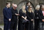Laren 2 juni 2022
Begrafenis / dienst van Willibrord Frequin in de Sint Jansbasiliek in Laren . Rene v d Gijp kwam met zijn vrouw zoon en stiefdochter