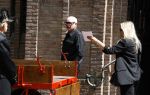 Laren 2 juni 2022
Begrafenis / dienst van Willibrord Frequin in de Sint Jansbasiliek in Laren . Rene v d Gijp kwam met zijn vrouw zoon en stiefdochter