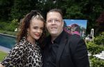 Huizen 25 mei 2022
Feestje ivm de nieuwe TLC serie van Louisa en Rowan op z'n Gooisch. Louisa Janssen en haar man Rowan .
Rutger v Barneveld met zijn nieuwe vriendin