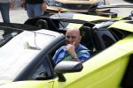 Zandvoort 18 mei 2022
Frans Duijts en andere manne rijden met hun mooie auto voor stichting zorgeloos kind op circuitpark Zandvoort.  Sasan Azimi in zijn groene Lamborghini cabrio.