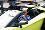 Zandvoort 18 mei 2022
Frans Duijts en andere manne rijden met hun mooie auto voor stichting zorgeloos kind op circuitpark Zandvoort.  Sasan Azimi in zijn groene Lamborghini cabrio.