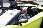 Zandvoort 18 mei 2022
Frans Duijts en andere manne rijden met hun mooie auto voor stichting zorgeloos kind op circuitpark Zandvoort.  Sasan Azimi in zijn groene Lamborghini cabrio.