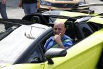 Zandvoort 18 mei 2022
Frans Duijts en andere manne rijden met hun mooie auto voor stichting zorgeloos kind op circuitpark Zandvoort.  Sasan Azimi in zijn groene Lamborghini cabrio.