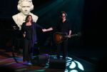 Bussum 16 mei 2022
Uitreiking Buma awrds in spant bussum.
Trijntje Oosterhuis en de zoon van Henny Vrienten Xander Vrienten