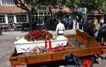 Laren 2 juni 2022
Begrafenis / dienst van Willibrord Frequin in de Sint Jansbasiliek in Laren . Ze reden nog eenmaal voorbij Moeke Spijstra