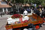 Laren 2 juni 2022
Begrafenis / dienst van Willibrord Frequin in de Sint Jansbasiliek in Laren . Ze reden nog eenmaal voorbij Moeke Spijstra
