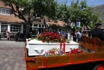 Laren 2 juni 2022
Begrafenis / dienst van Willibrord Frequin in de Sint Jansbasiliek in Laren . Ze reden nog eenmaal voorbij Moeke Spijstra