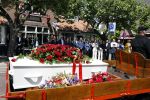 Laren 2 juni 2022
Begrafenis / dienst van Willibrord Frequin in de Sint Jansbasiliek in Laren . Ze reden nog eenmaal voorbij Moeke Spijstra