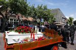 Laren 2 juni 2022
Begrafenis / dienst van Willibrord Frequin in de Sint Jansbasiliek in Laren . Ze reden nog eenmaal voorbij Moeke Spijstra
