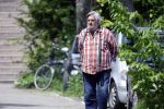 Amsterdam, 18 Mei 2023
Hans v d Togt wandelend met zijn hondje door Amsterdam