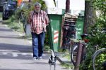 Amsterdam, 18 Mei 2023
Hans v d Togt wandelend met zijn hondje door Amsterdam