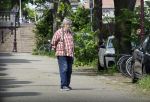 Amsterdam, 18 Mei 2023
Hans v d Togt wandelend met zijn hondje door Amsterdam