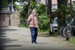 Amsterdam, 18 Mei 2023
Hans v d Togt wandelend met zijn hondje door Amsterdam