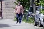 Amsterdam, 18 Mei 2023
Hans v d Togt wandelend met zijn hondje door Amsterdam