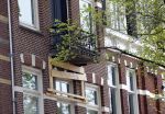 Amsterdam 20 mei 2023
Het balkon van het huis / appartement van Leco v Zadelhoff wordt ondersteund door een houten constructie.