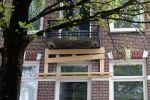 Amsterdam 20 mei 2023
Het balkon van het huis / appartement van Leco v Zadelhoff wordt ondersteund door een houten constructie.