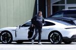 Alkmaar eo 17 mei 2023
Marco Borsato krijgt uitleg over dressuur van een instructeur op een manege