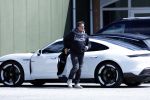 Alkmaar eo 17 mei 2023
Marco Borsato krijgt uitleg over dressuur van een instructeur op een manege