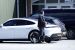 Alkmaar eo 17 mei 2023
Marco Borsato krijgt uitleg over dressuur van een instructeur op een manege