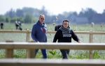 Alkmaar eo 17 mei 2023
Marco Borsato krijgt uitleg over dressuur van een instructeur op een manege