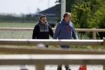 Alkmaar eo 17 mei 2023
Marco Borsato krijgt uitleg over dressuur van een instructeur op een manege