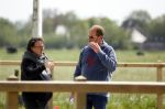 Alkmaar eo 17 mei 2023
Marco Borsato krijgt uitleg over dressuur van een instructeur op een manege