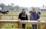 Alkmaar eo 17 mei 2023
Marco Borsato krijgt uitleg over dressuur van een instructeur op een manege