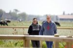 Alkmaar eo 17 mei 2023
Marco Borsato krijgt uitleg over dressuur van een instructeur op een manege