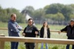 Alkmaar eo 17 mei 2023
Marco Borsato krijgt uitleg over dressuur van een instructeur op een manege