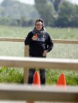 Alkmaar eo 17 mei 2023
Marco Borsato krijgt uitleg over dressuur van een instructeur op een manege