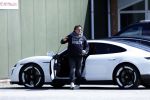 Alkmaar eo 17 mei 2023
Marco Borsato krijgt uitleg over dressuur van een instructeur op een manege