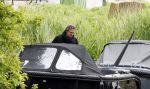 Alkmaar 24 mei 2023
Marco Borsato sluit zijn boot / sloep af nadat hij met 5 dames is gaan varen .
Op het moment dat er een rondvaart boot voorbij hem vaart lacht hij nnaar de mensen in die rondvaartboot.