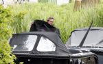 Alkmaar 24 mei 2023
Marco Borsato sluit zijn boot / sloep af nadat hij met 5 dames is gaan varen .
Op het moment dat er een rondvaart boot voorbij hem vaart lacht hij nnaar de mensen in die rondvaartboot.