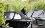 Alkmaar 24 mei 2023
Marco Borsato sluit zijn boot / sloep af nadat hij met 5 dames is gaan varen .
Op het moment dat er een rondvaart boot voorbij hem vaart lacht hij nnaar de mensen in die rondvaartboot.