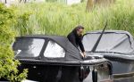Alkmaar 24 mei 2023
Marco Borsato sluit zijn boot / sloep af nadat hij met 5 dames is gaan varen .
Op het moment dat er een rondvaart boot voorbij hem vaart lacht hij nnaar de mensen in die rondvaartboot.