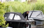 Alkmaar 24 mei 2023
Marco Borsato sluit zijn boot / sloep af nadat hij met 5 dames is gaan varen .
Op het moment dat er een rondvaart boot voorbij hem vaart lacht hij nnaar de mensen in die rondvaartboot.
