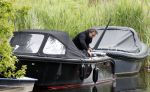 Alkmaar 24 mei 2023
Marco Borsato sluit zijn boot / sloep af nadat hij met 5 dames is gaan varen .
Op het moment dat er een rondvaart boot voorbij hem vaart lacht hij nnaar de mensen in die rondvaartboot.
